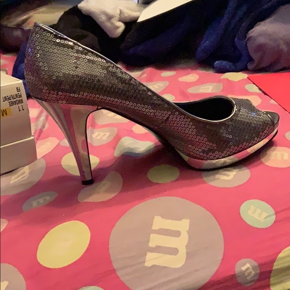 Silver heels!!! - Picture 3 of 6